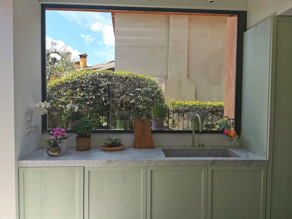 A kitchen in strict connection with nature